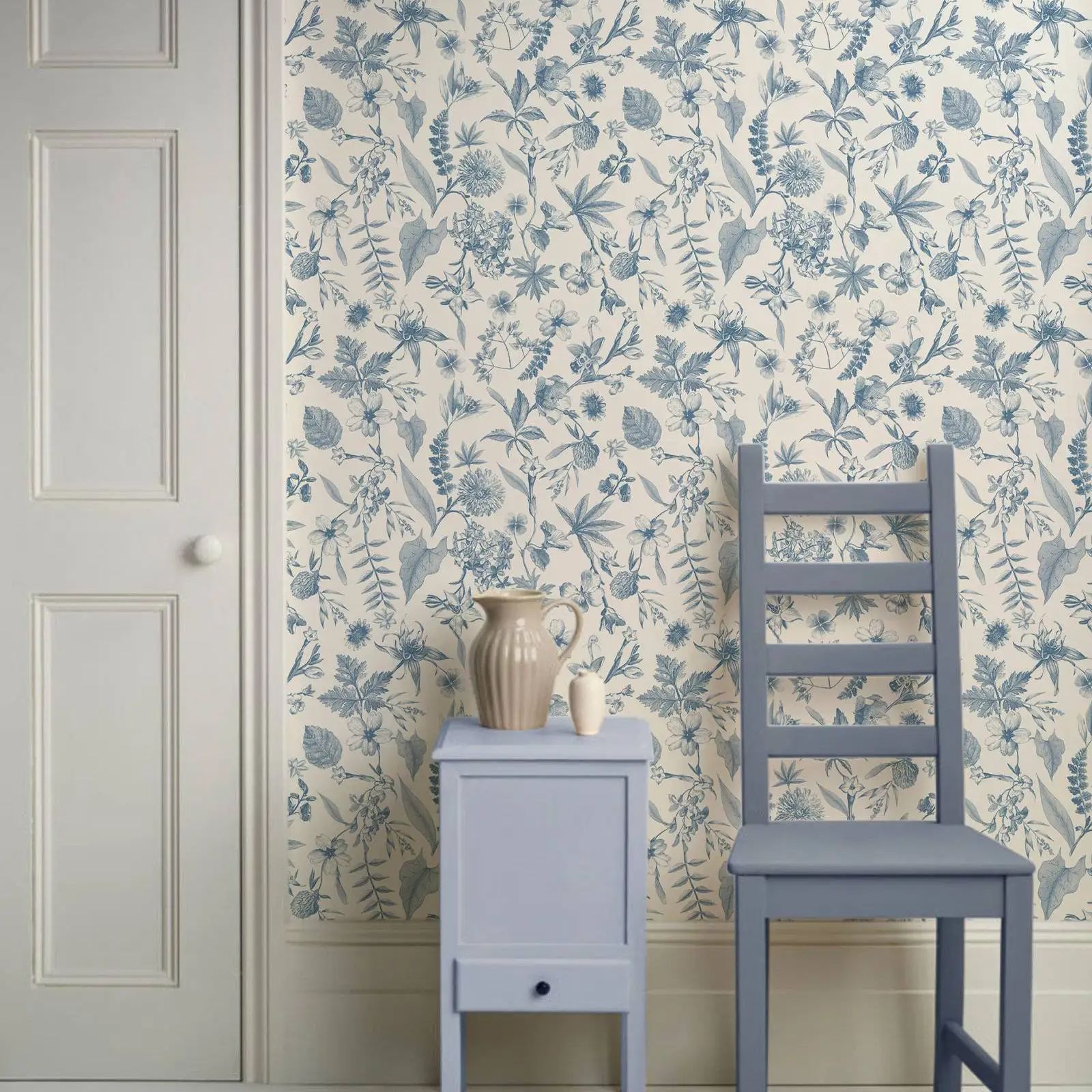 Herbal Wallpaper - トワル・ファームハウス風の幻想的な壁紙、青と白の剥がして貼るだけの壁紙、リビングルームの装飾用。自己粘着式または従来のタイプ。