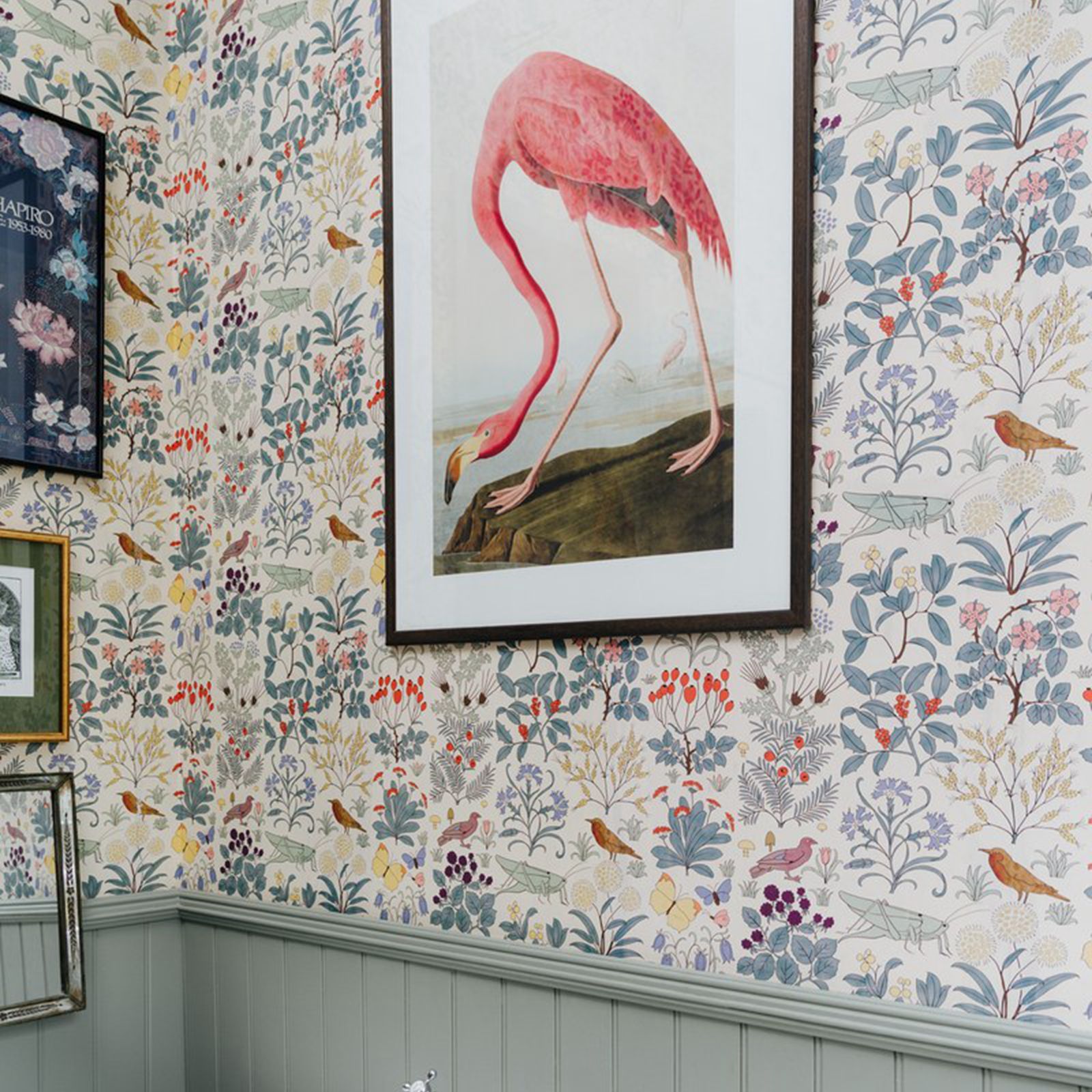 庭の植物と動物を持つapothecaryの庭の壁紙。ボタタン - Herbal Wallpaper のレビューと価格